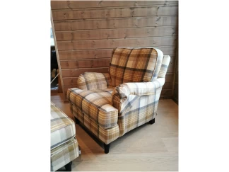 Howard hvilestol i rutete ullstoff, i gule nyanser.