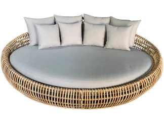 Daybed i bambus-look kunstroting med beige puter.