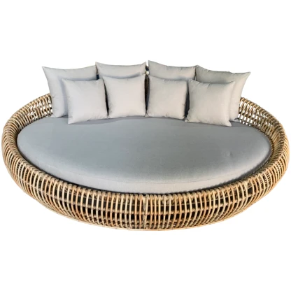 Daybed i bambus-look kunstroting med beige puter.
